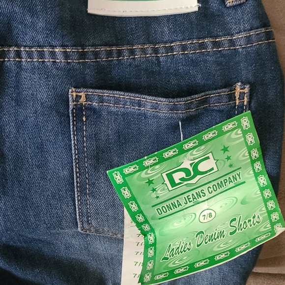 DONNA JEANS COMPANY LADIES JEAN SHORTS 7/8 - Picture 2 of 5